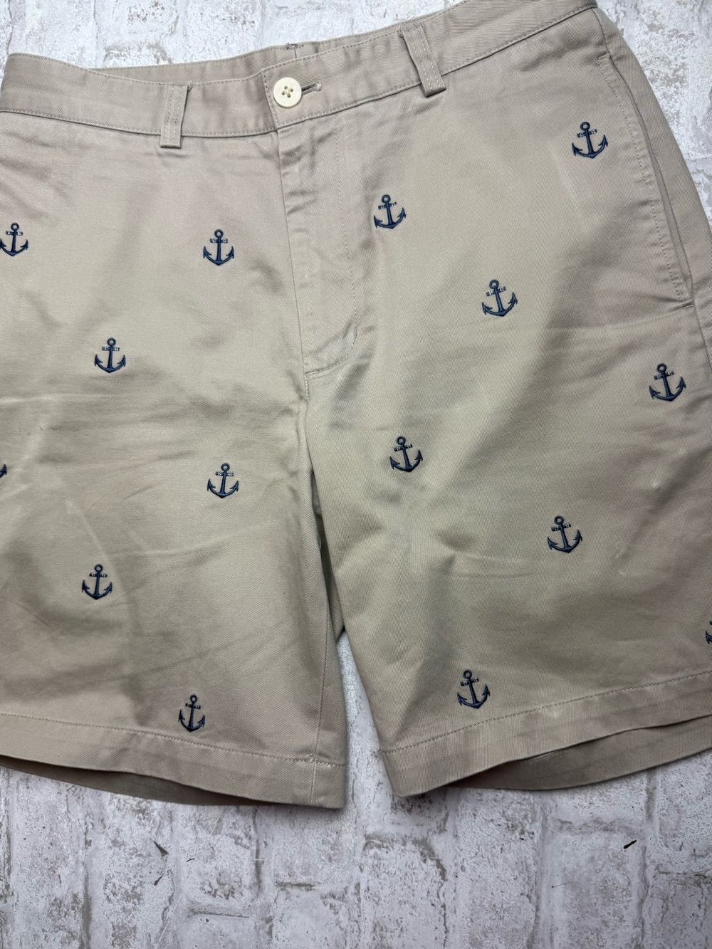 Vineyard Vines Men’s Club Shorts Khaki Tan Navy Blue Embroidered Anchors EUC 30😍